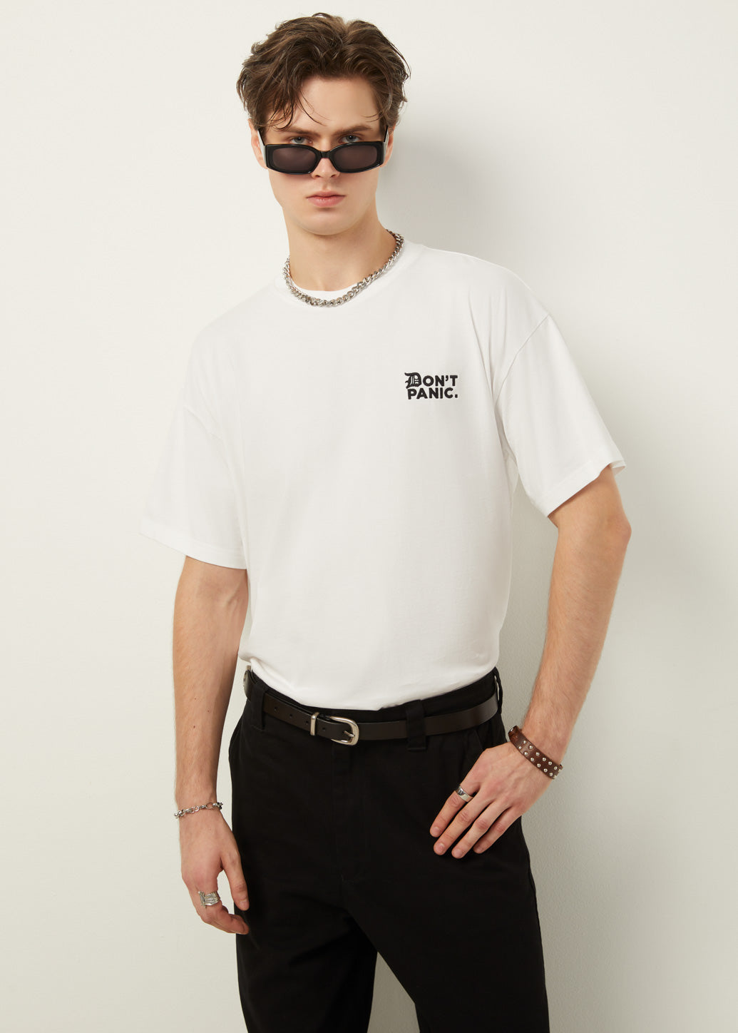 DON'T PANIC GRAPHIC TEE