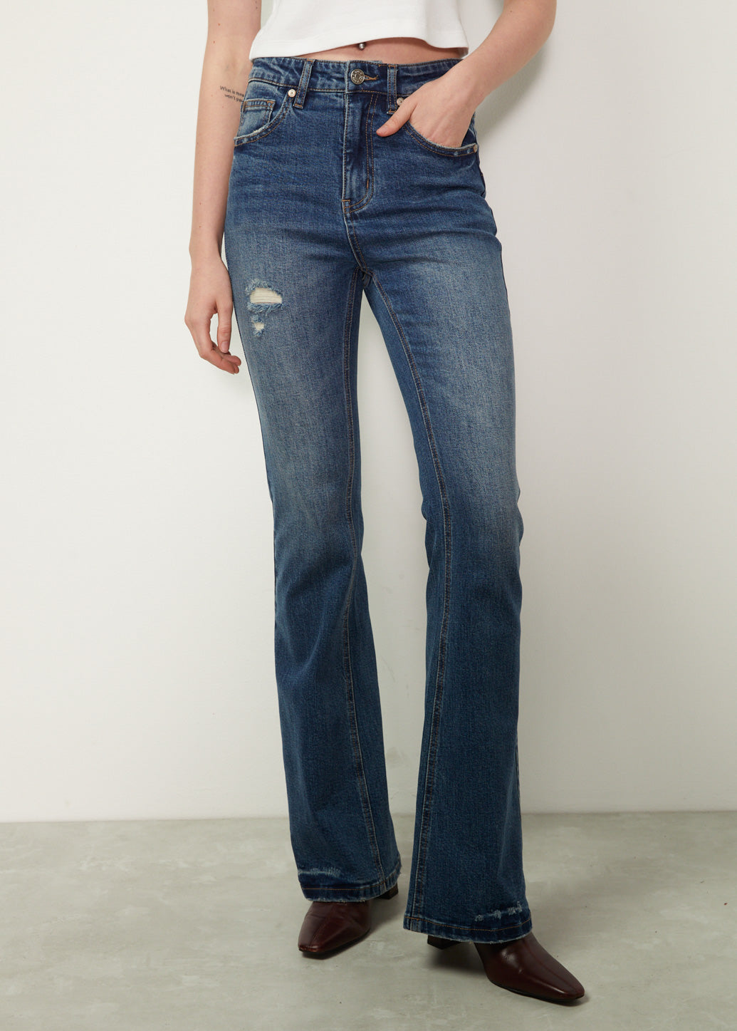 DISTRESSED FLARE JEANS