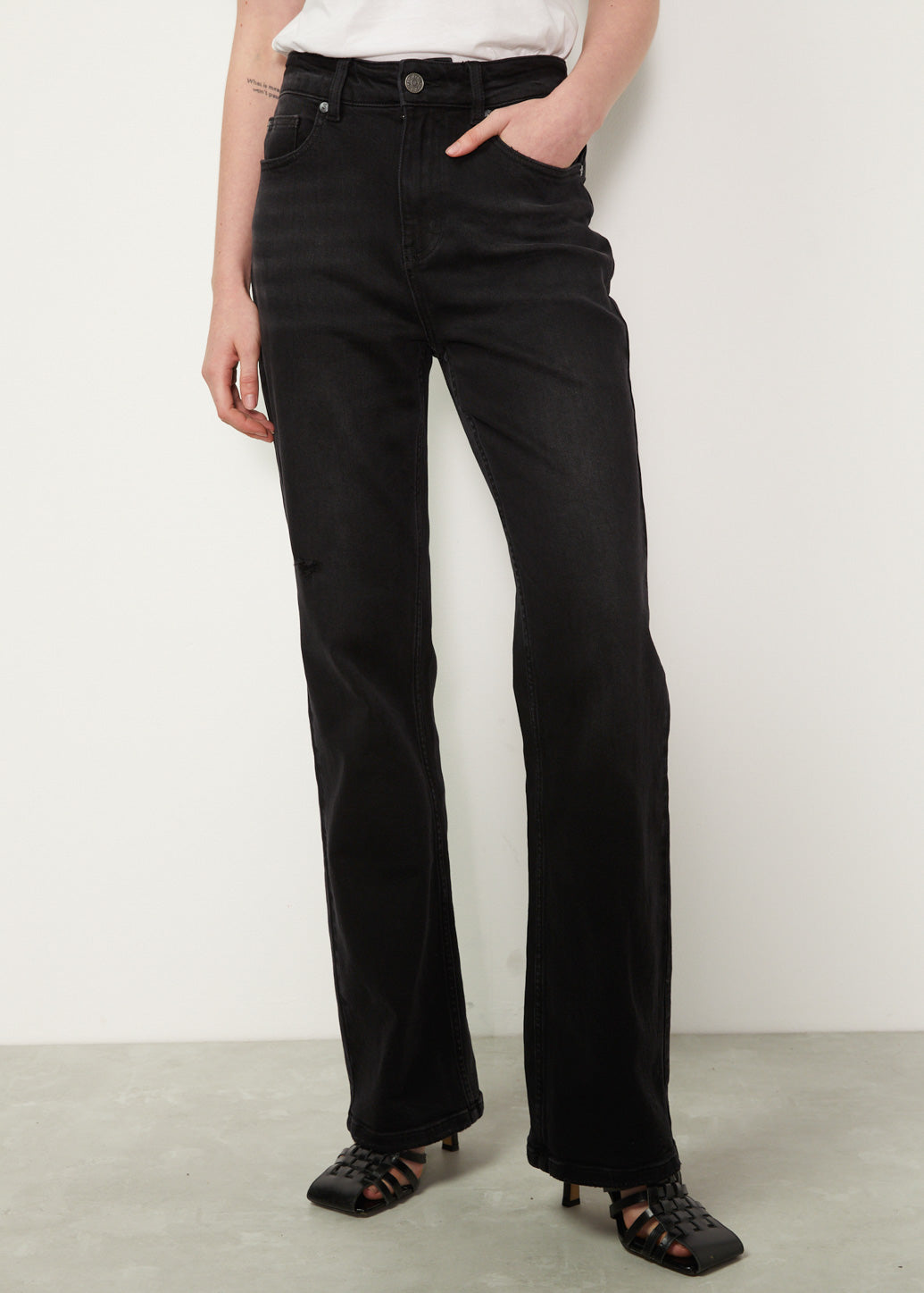 COMFORT BLACK STRAIGHT JEANS