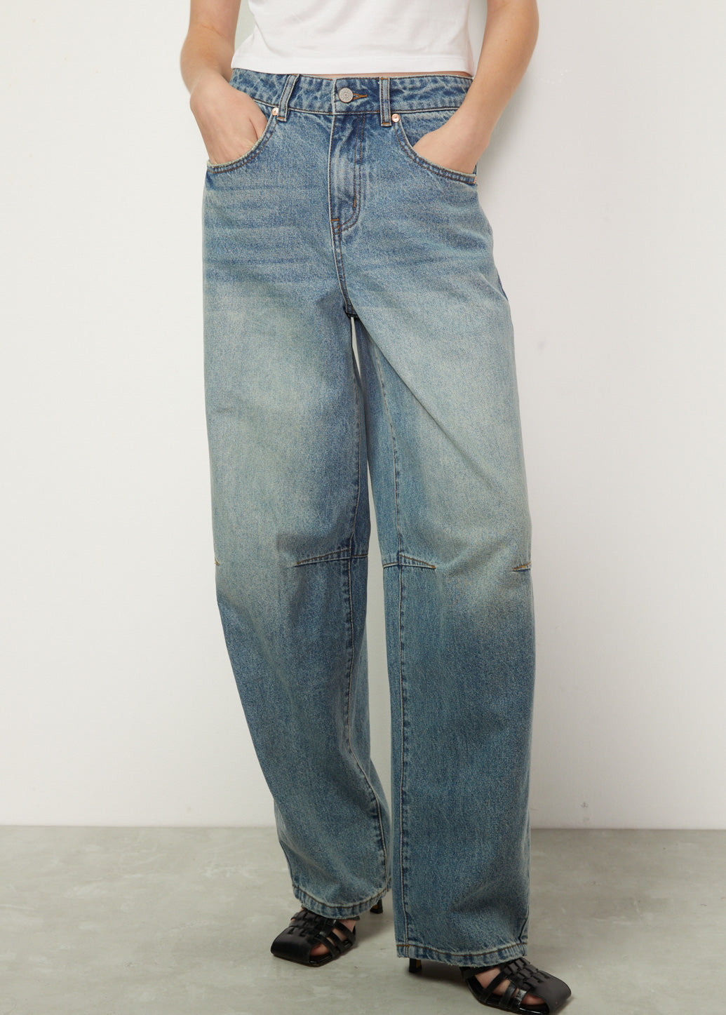 BARREL LEG JEANS