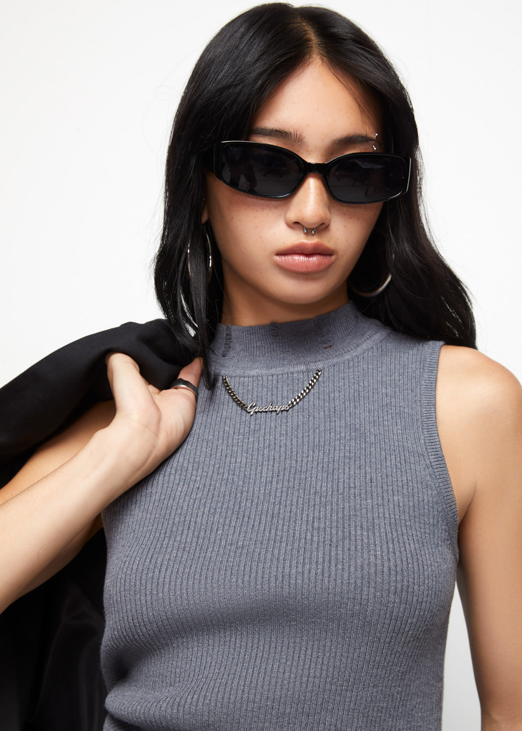 LOGO CHARM SLEEVELESS TOP