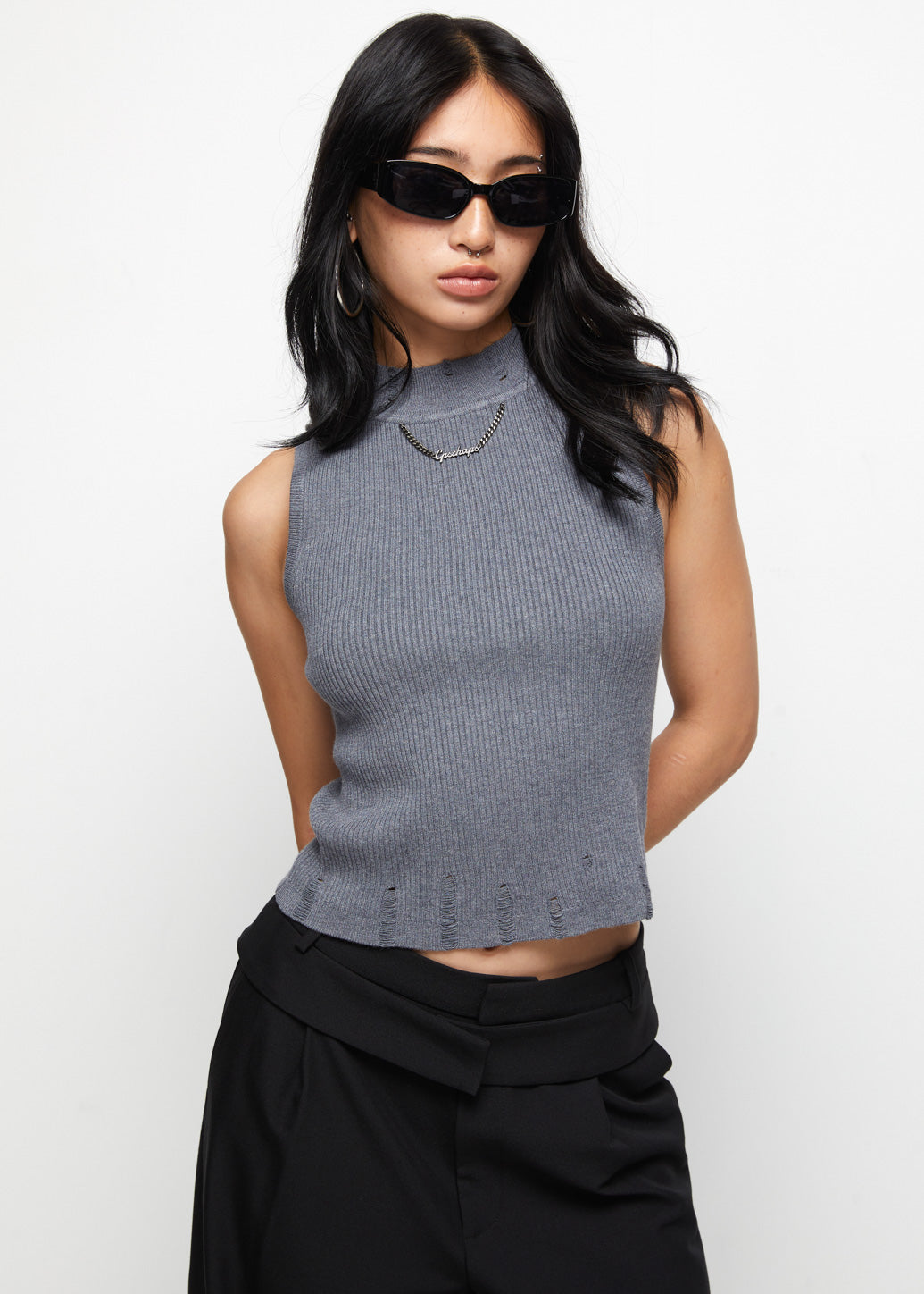LOGO CHARM SLEEVELESS TOP