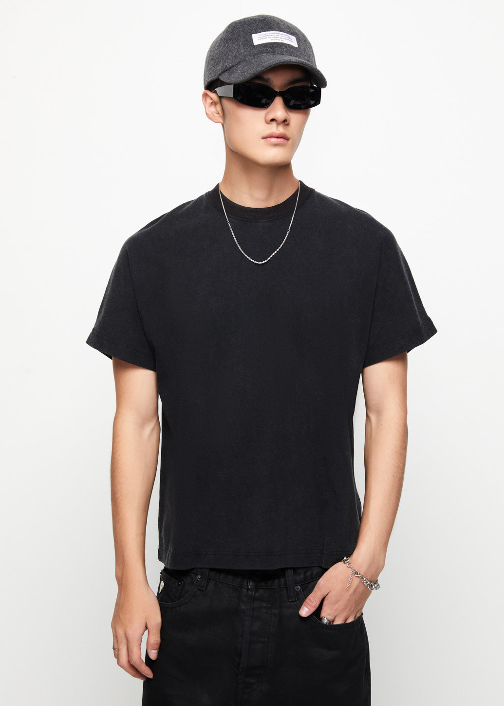 BLACK SEAMLESS DETAIL TEE
