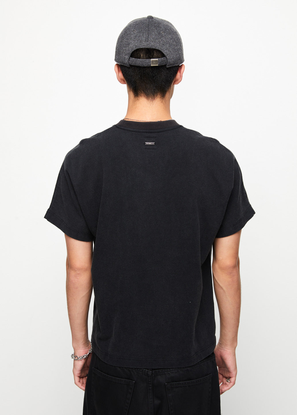 BLACK SEAMLESS DETAIL TEE