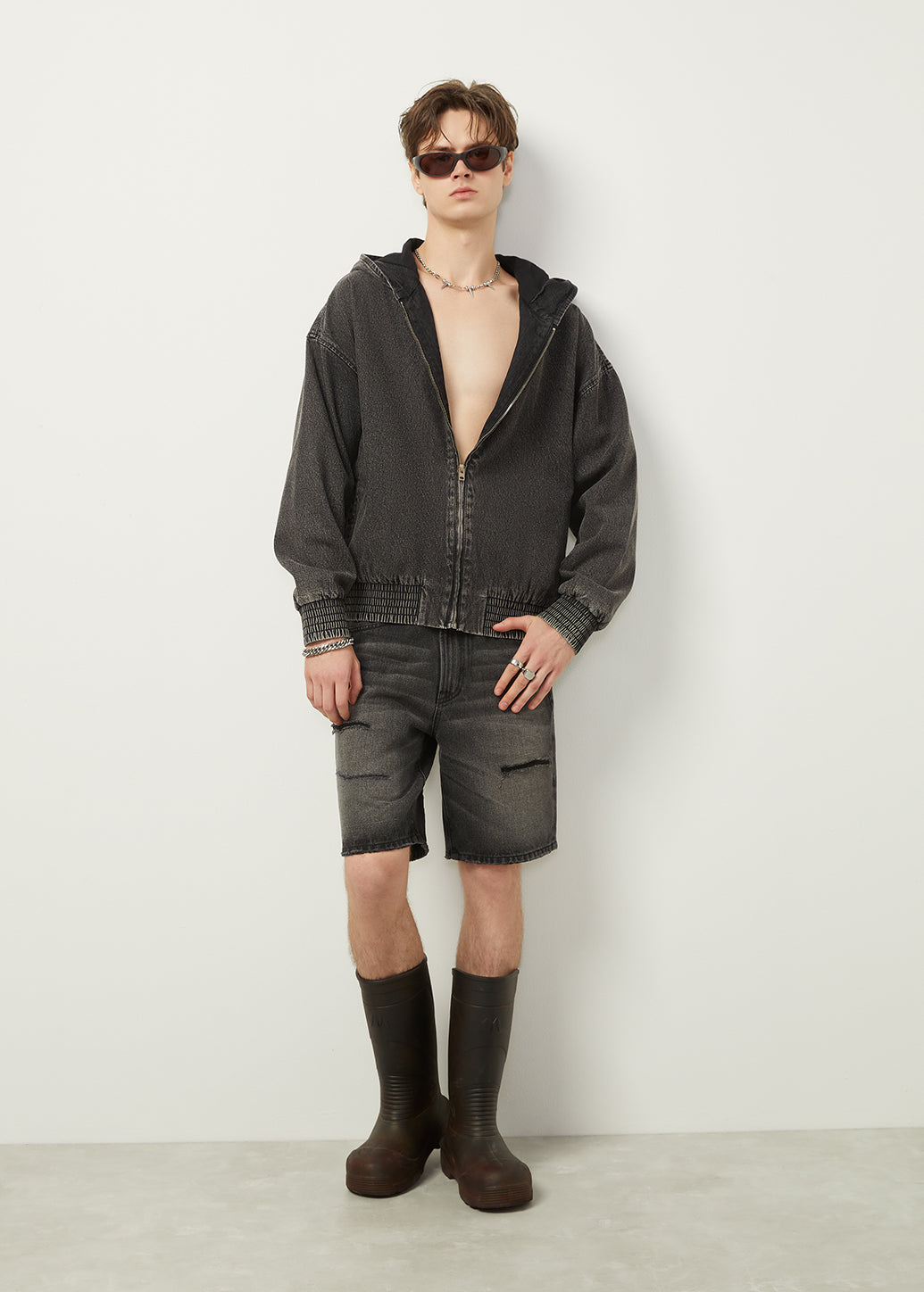 DISTRESSED BLACK JEANS SHORTS