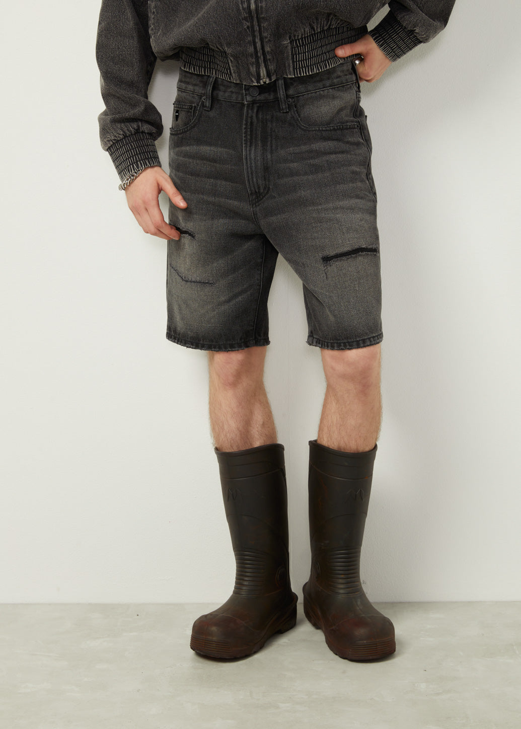 DISTRESSED BLACK JEANS SHORTS