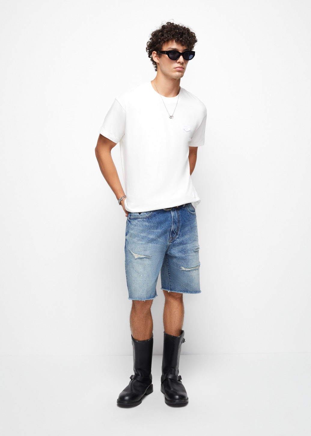 DISTRESSED JEANS SHORTS