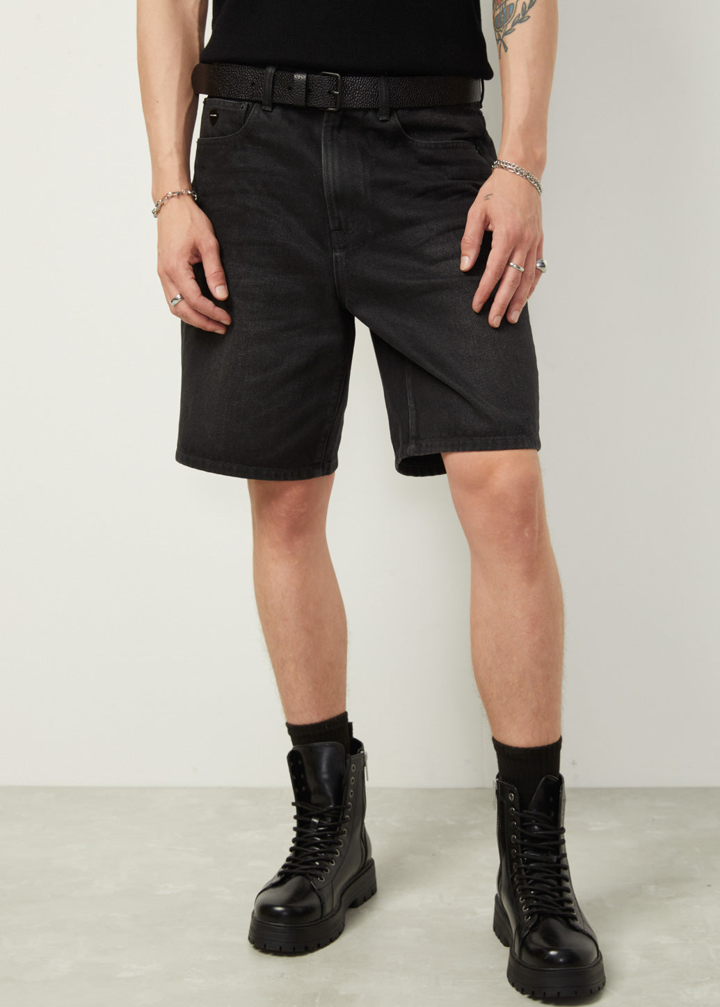 CLASSIC STRAIGHT JEANS SHORTS