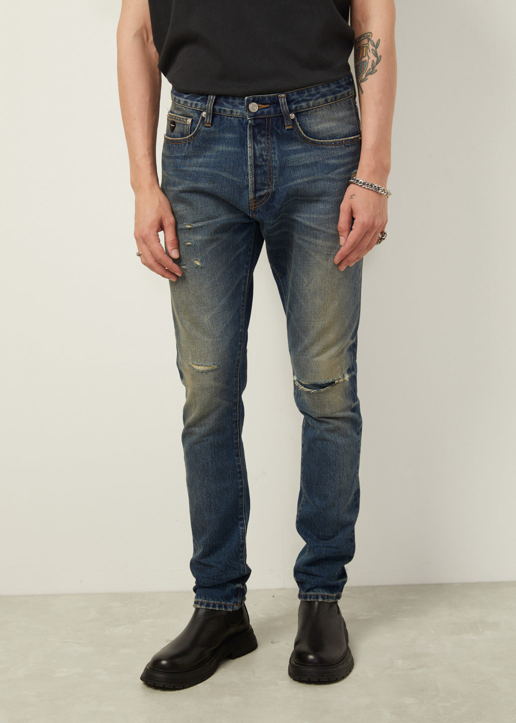DISTRESSED CLASSIC SKINNY JEANS