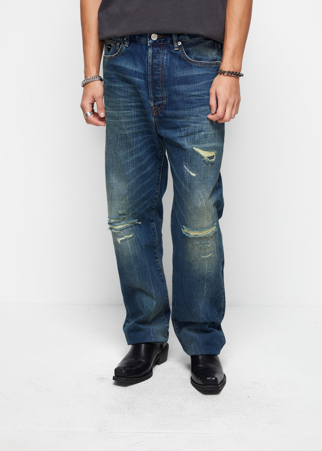 DISTRESSED STRAIGHT LEG JEANS