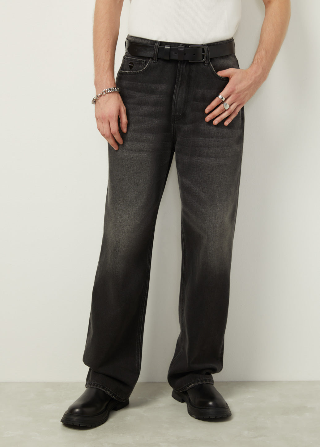 BLACK WASHED LOOSE JEANS
