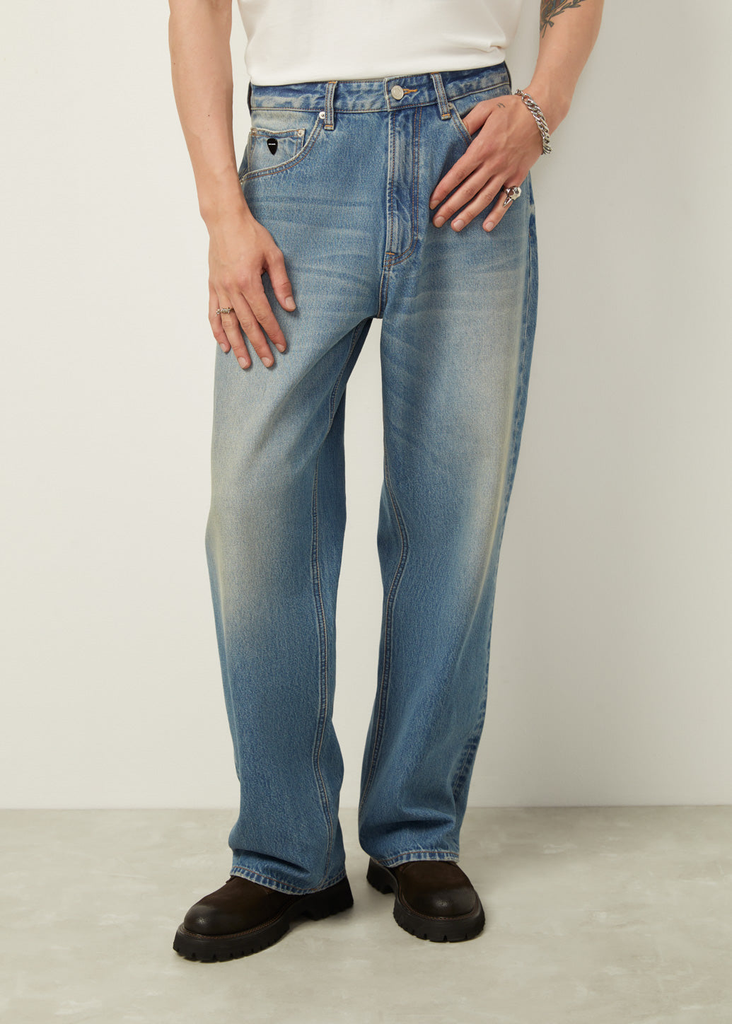 LIGHT WASHED LOOSE JEANS