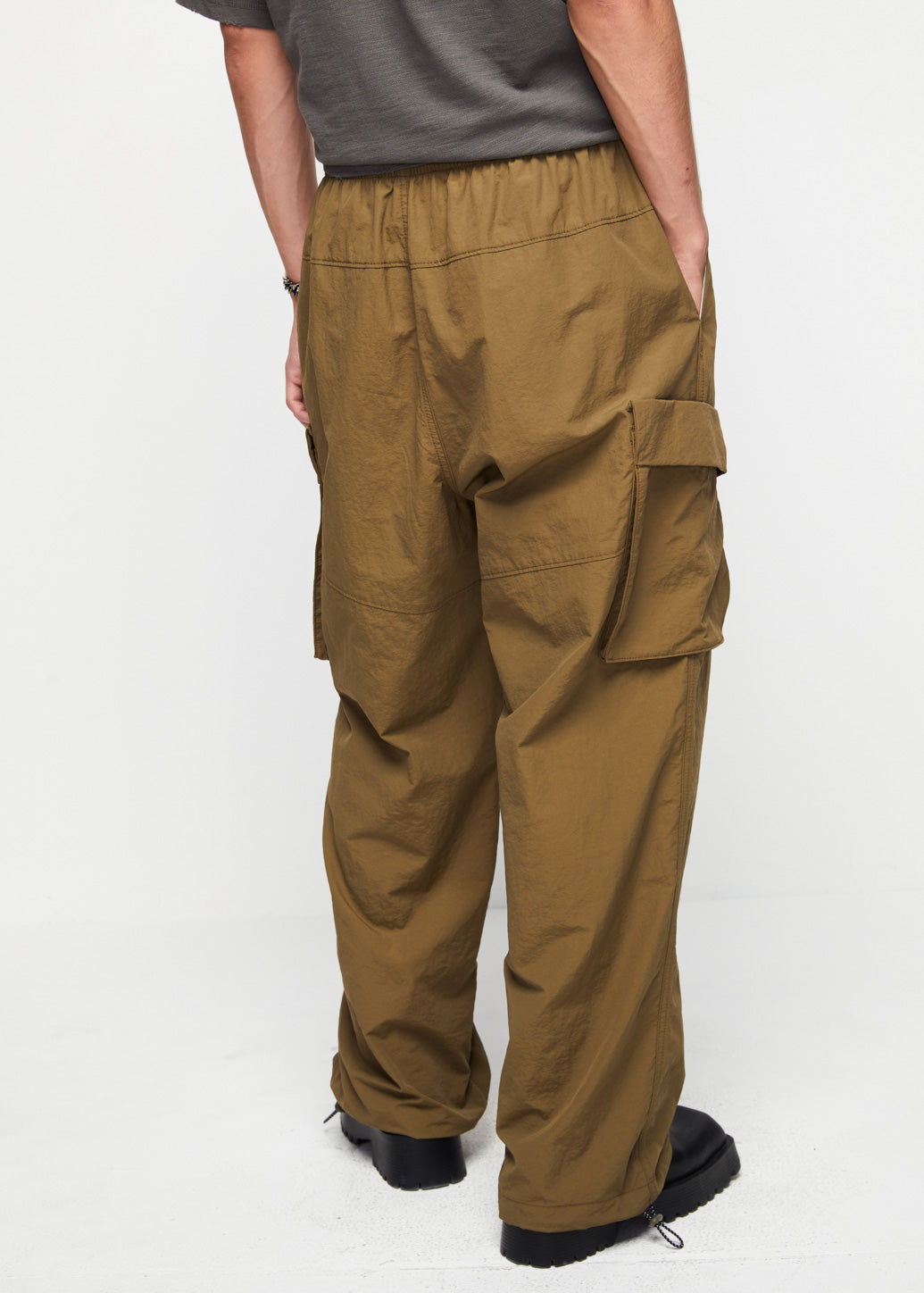 【新品未使用】MY_ NYLON CARGO PANTS[SUMI] NYLON CARGO PANTS｜MY___ | 服と日用品 SLOPE