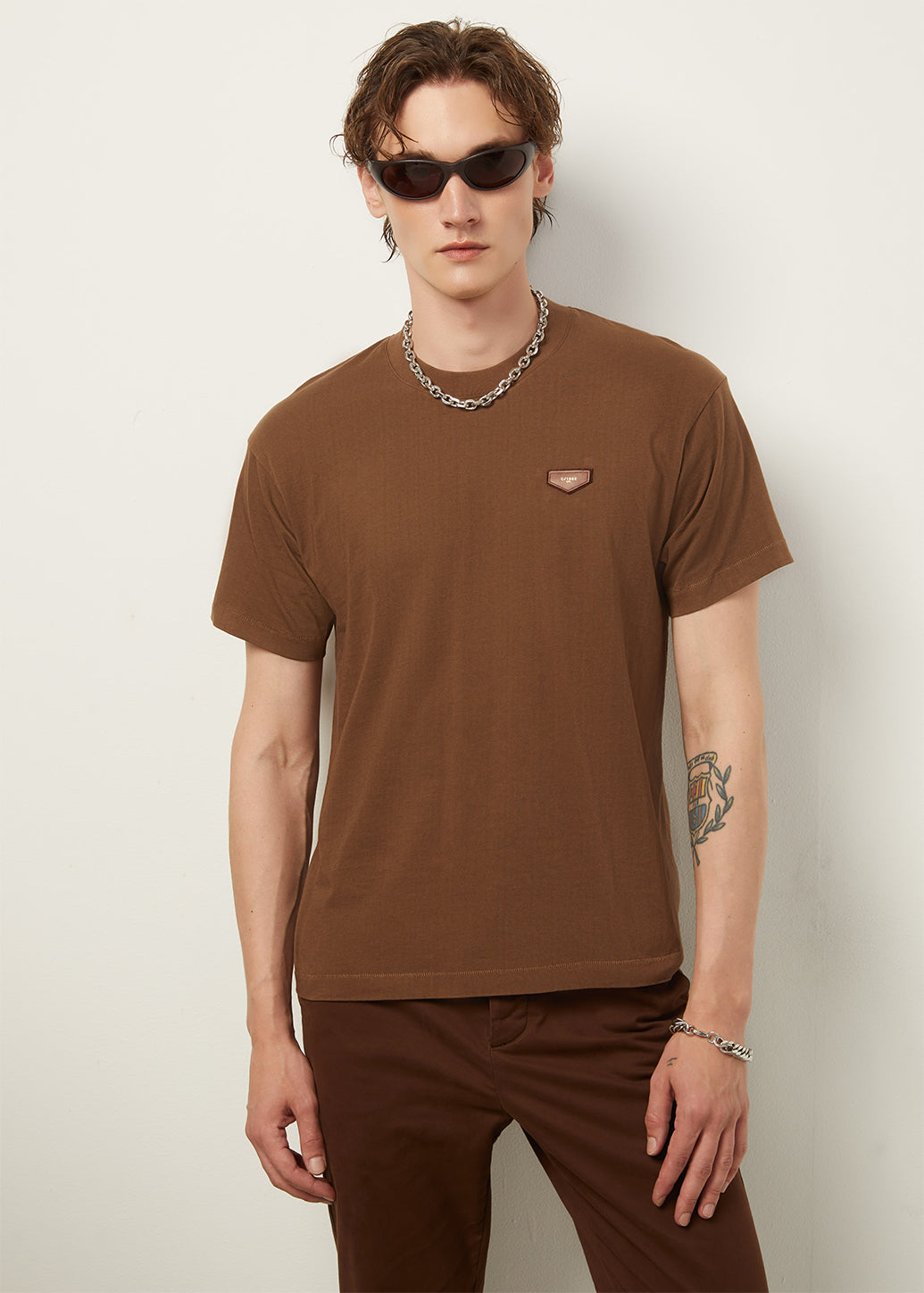SIGNATURE GOLD EDITION LOGO TEE IN DARK BROWN