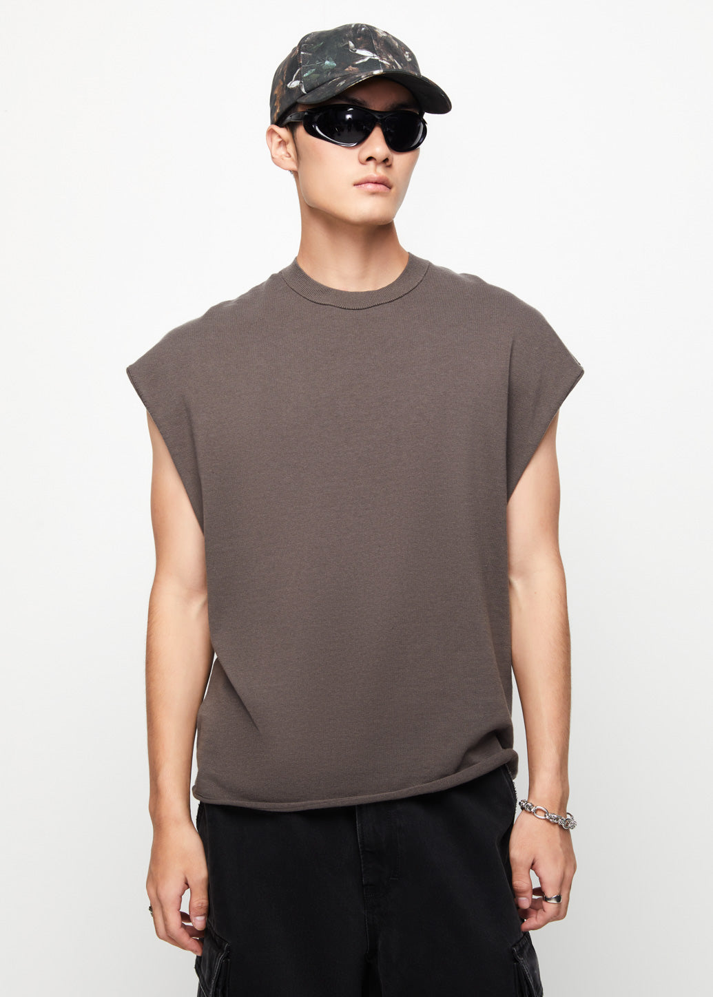 LIGHTWEIGHT SLEEVELESS KNITTED TEE