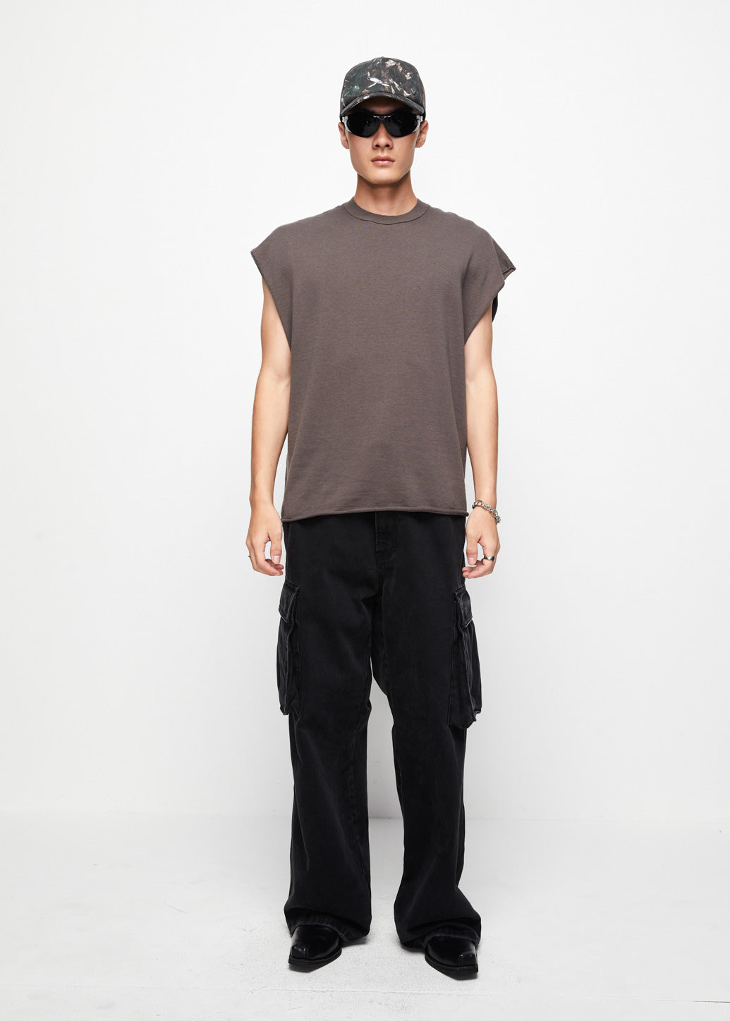 LIGHTWEIGHT SLEEVELESS KNITTED TEE