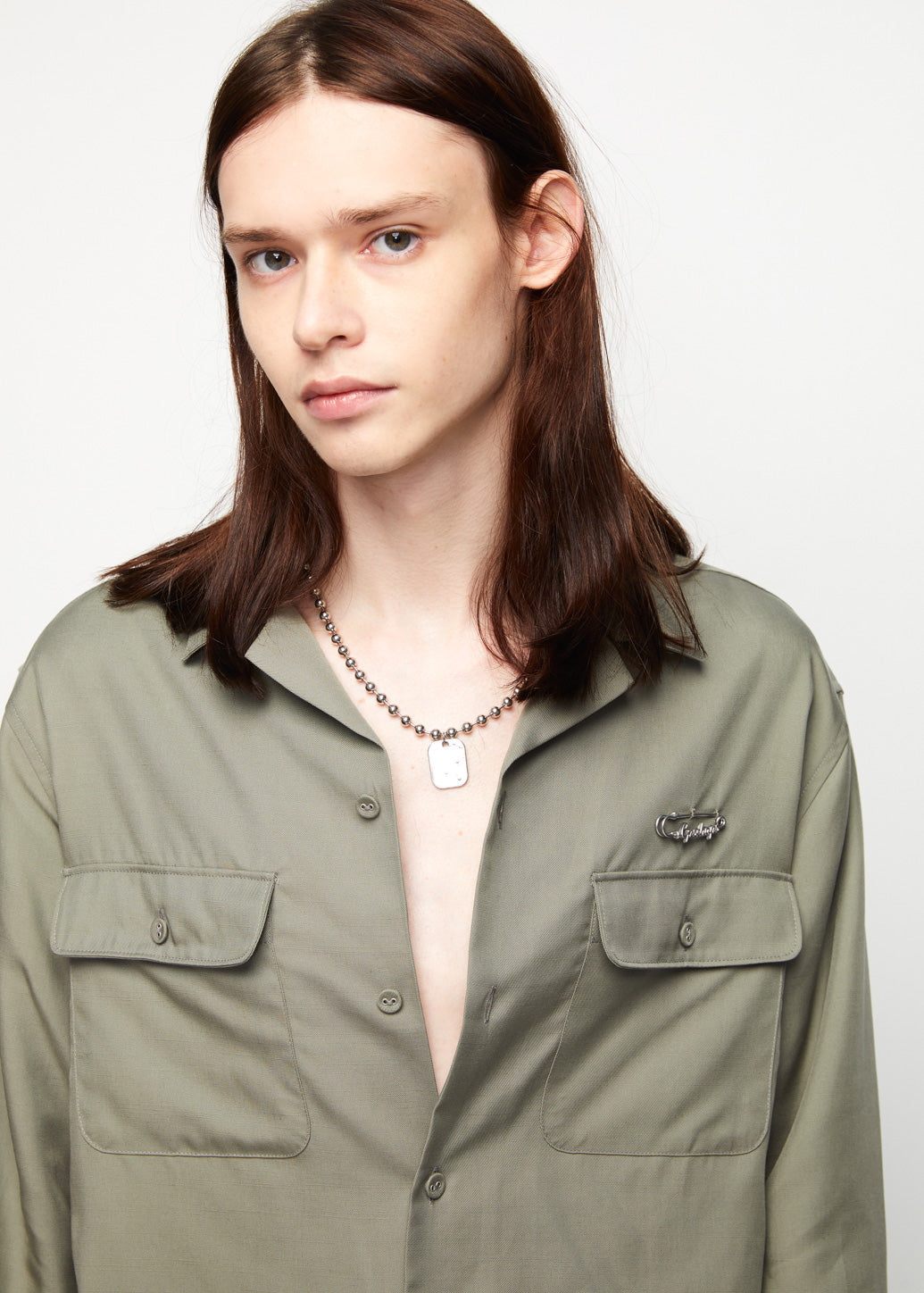 LOGO BROOCH RELAXED SHIRT