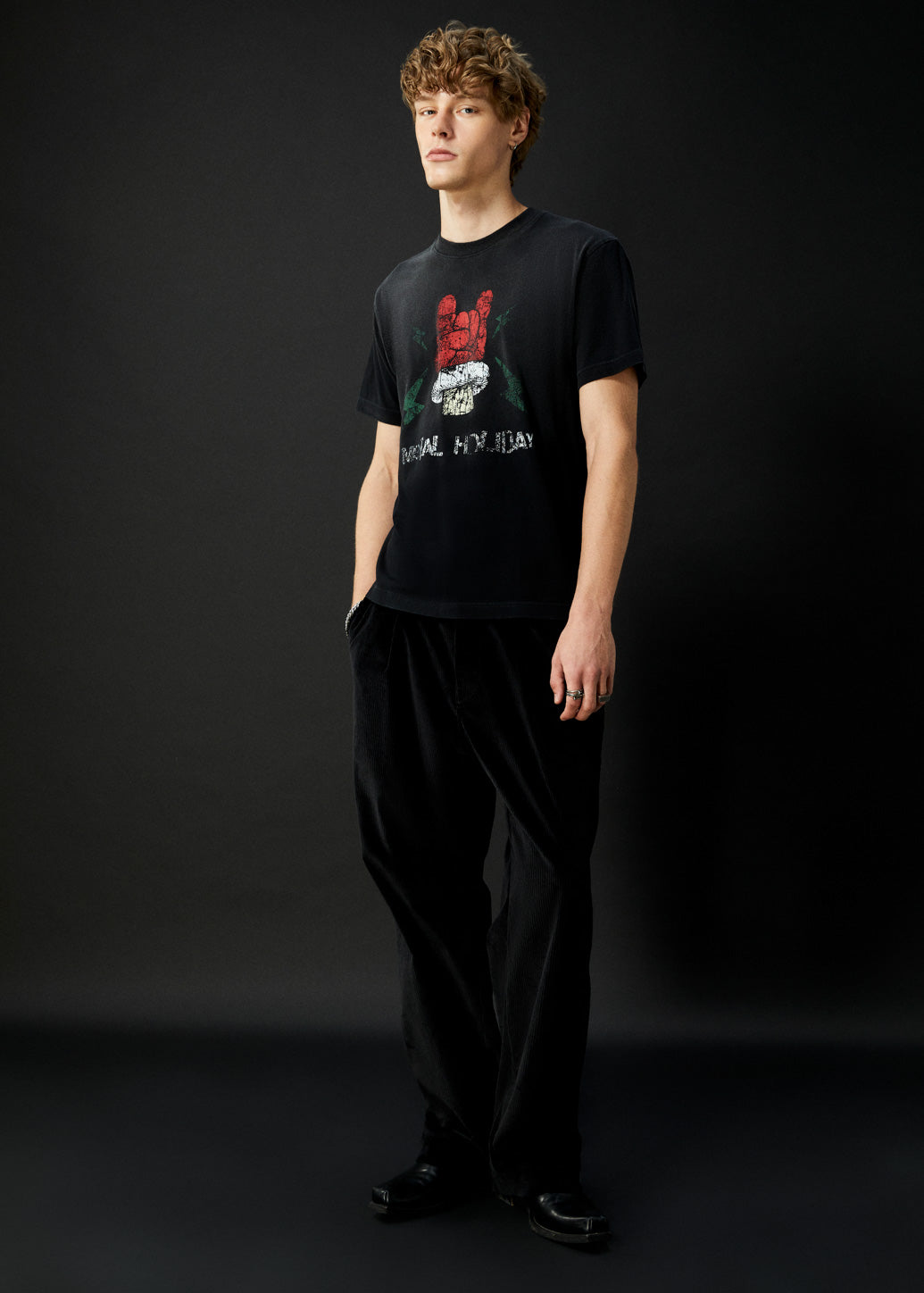 METAL CHRISTMAS GRAPHIC TEE