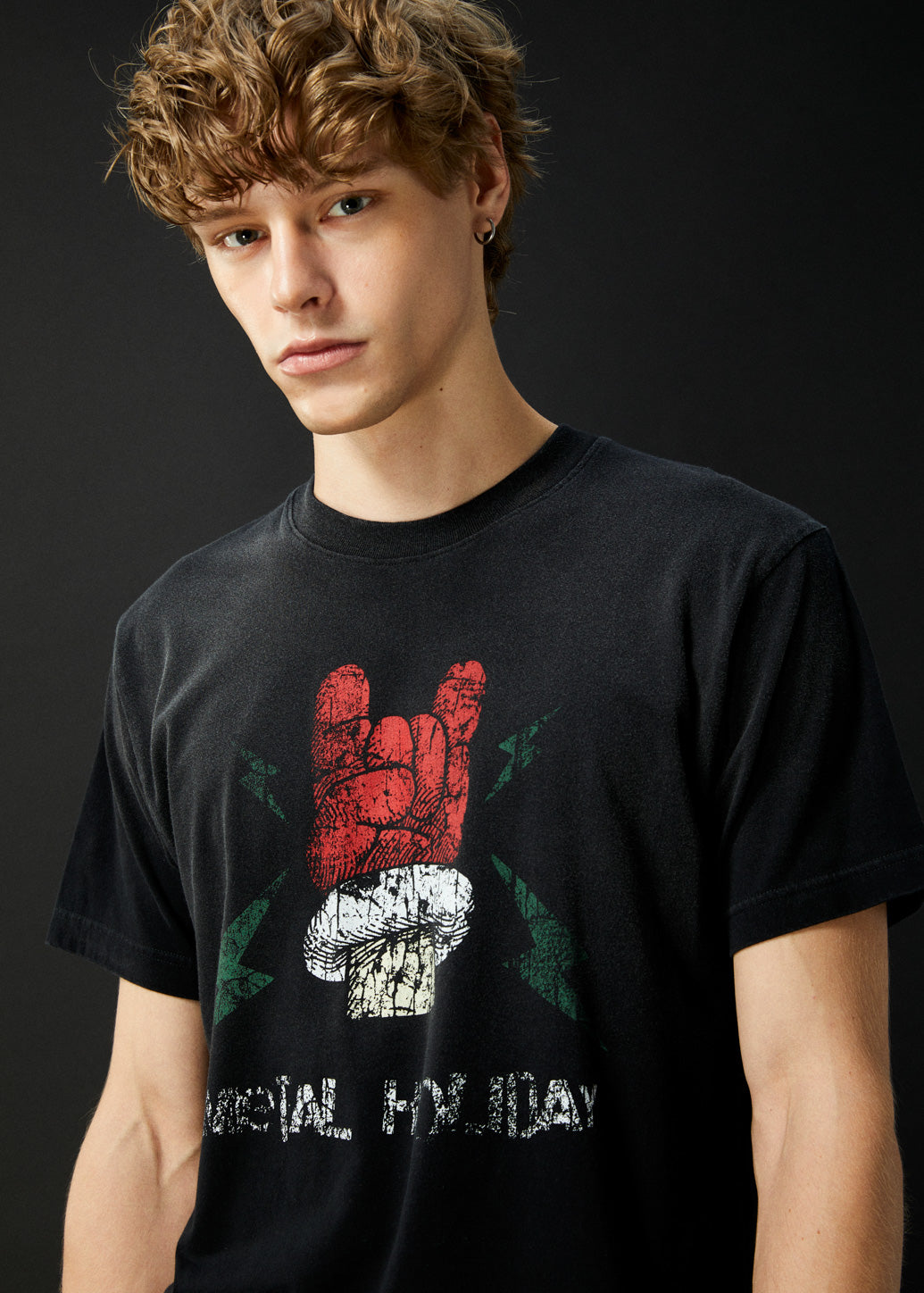 METAL CHRISTMAS GRAPHIC TEE