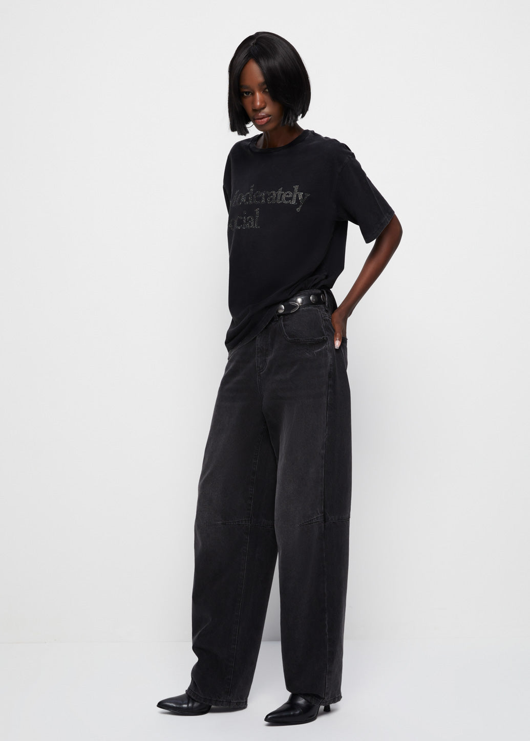 MODERATELY SOCIAL GRAPHIC TEE