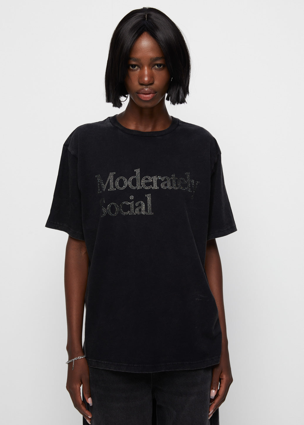 MODERATELY SOCIAL GRAPHIC TEE